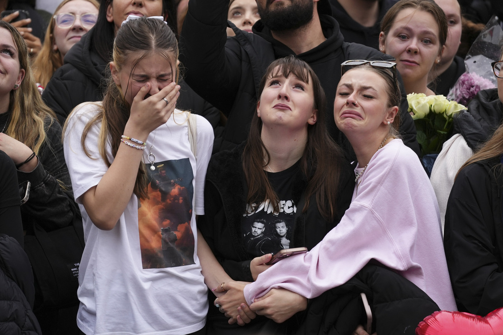 Directioners mourning singer Liam Payne leave tributes in London and other cities Directioners mourning singer Liam Payne leave tributes in London and other cities
