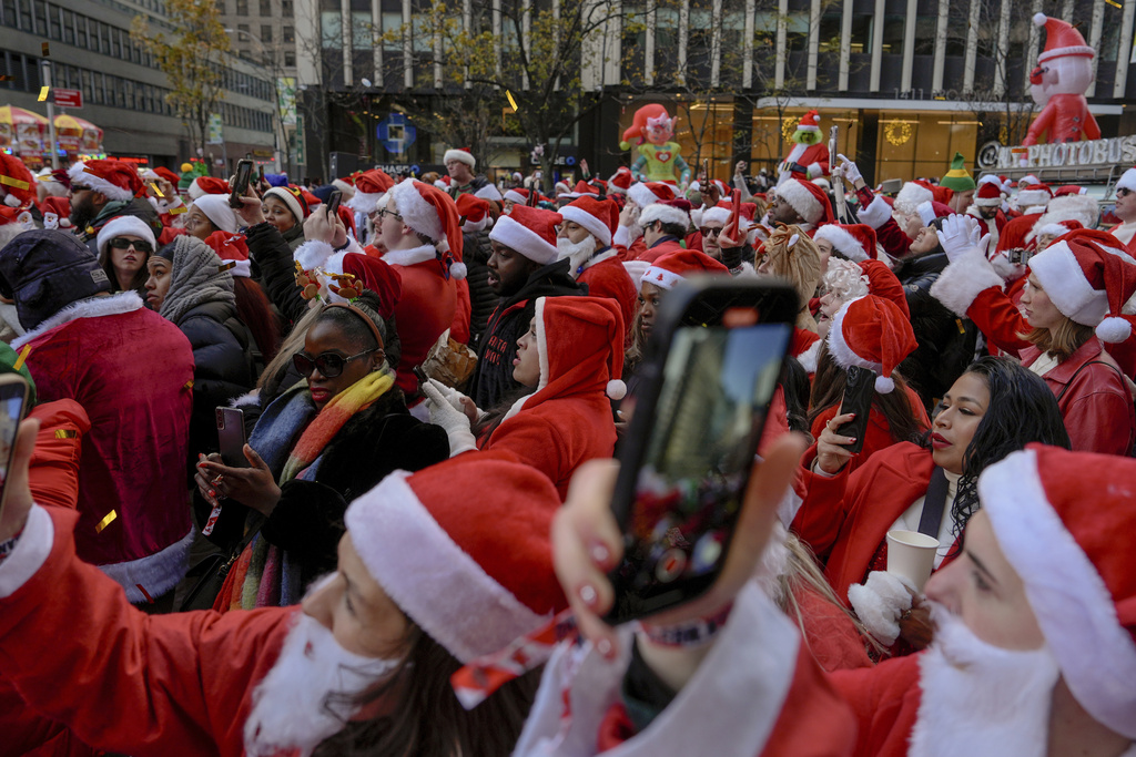Thousands of Santas and a few Grinches hit the streets for annual SantaCon bar crawls Thousands of Santas and a few Grinches hit the streets for annual SantaCon bar crawls