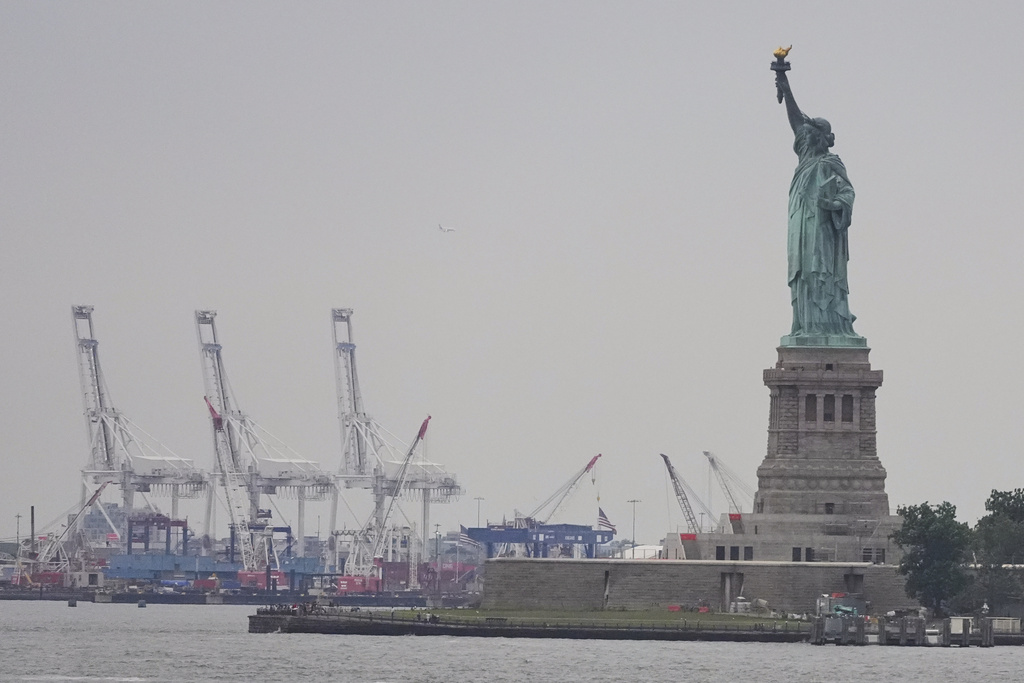 Trump’s broad tariffs go into effect just as US economic pain is surfacing Trump’s broad tariffs go into effect just as US economic pain is surfacing