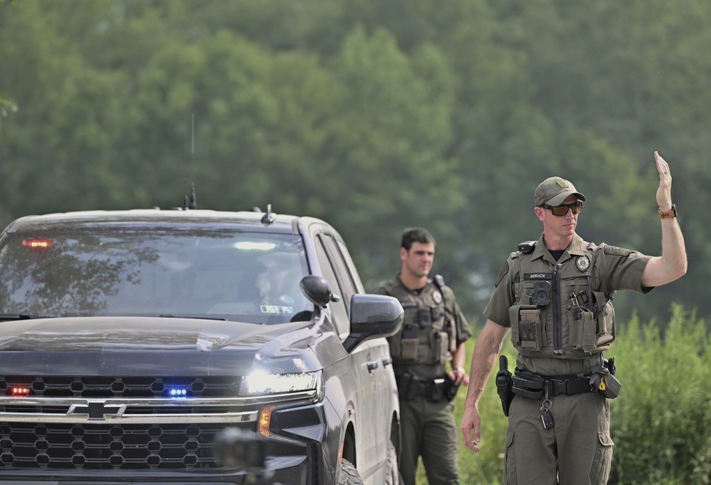 Suspect who ‘ambushed’ two Pennsylvania state troopers in shooting is dead, official says Suspect who ‘ambushed’ two Pennsylvania state troopers in shooting is dead, official says