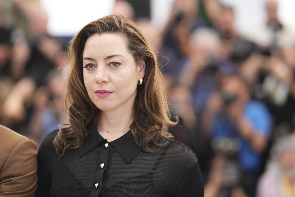 Aubrey Plaza describes grief over husband Jeff Baena’s death, likens it to an ‘ocean of awfulness’ Aubrey Plaza describes grief over husband Jeff Baena’s death, likens it to an ‘ocean of awfulness’