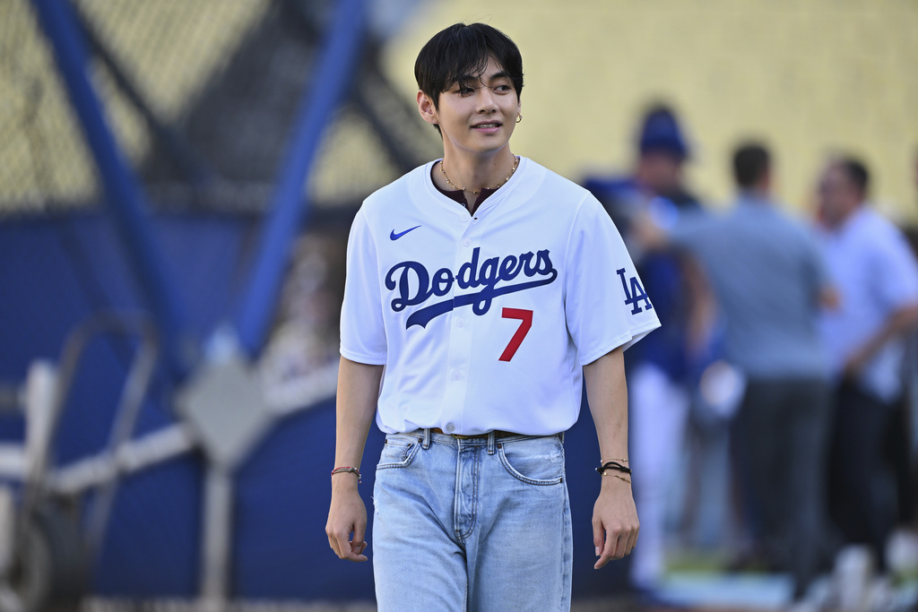 V of K-pop sensation BTS thrills fans with first pitch at Dodgers game and meets Shohei Ohtani V of K-pop sensation BTS thrills fans with first pitch at Dodgers game and meets Shohei Ohtani