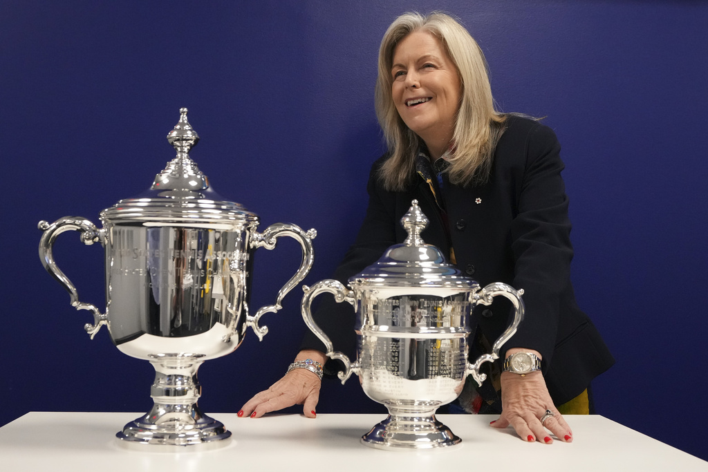 For decades, US Open women’s champs got a smaller replica trophy than the men. Now they’re equal For decades, US Open women’s champs got a smaller replica trophy than the men. Now they’re equal