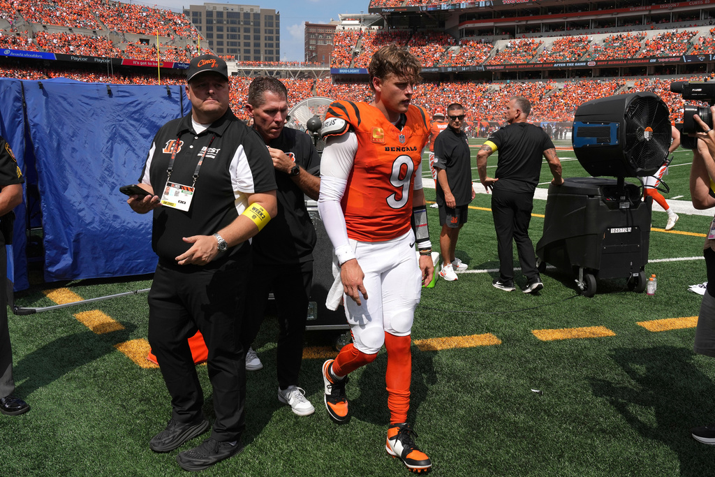 Bengals seeking opinions on Joe Burrow’s toe after injury vs. Jaguars, AP source says