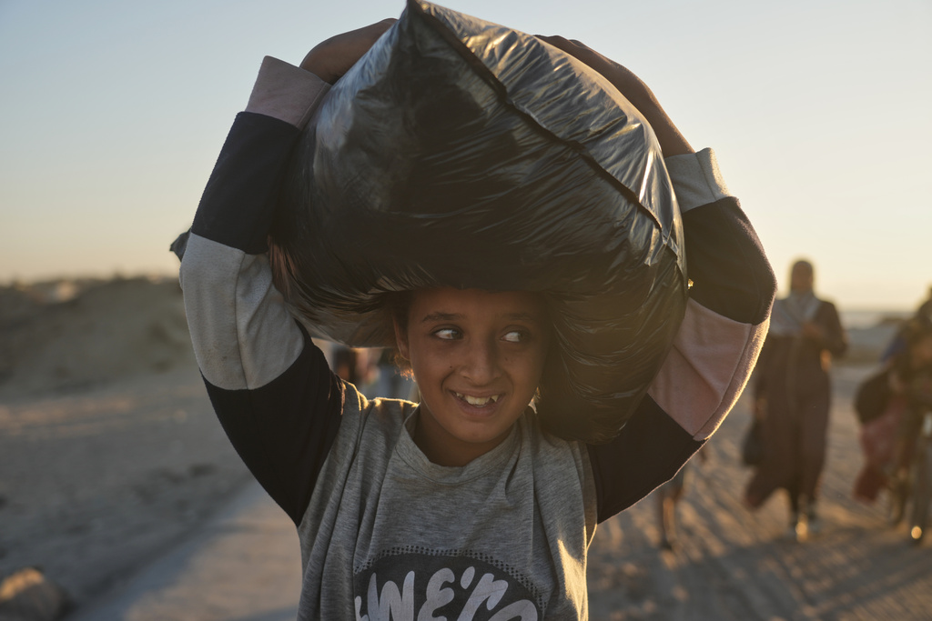Thousands of Palestinians return to what’s left of their homes as Gaza ceasefire takes effect Thousands of Palestinians return to what’s left of their homes as Gaza ceasefire takes effect
