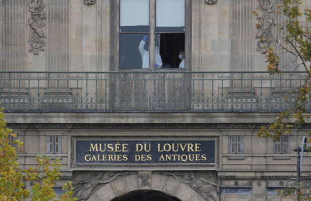 Thieves steal crown jewels in 4 minutes from Louvre Museum Thieves steal crown jewels in 4 minutes from Louvre Museum