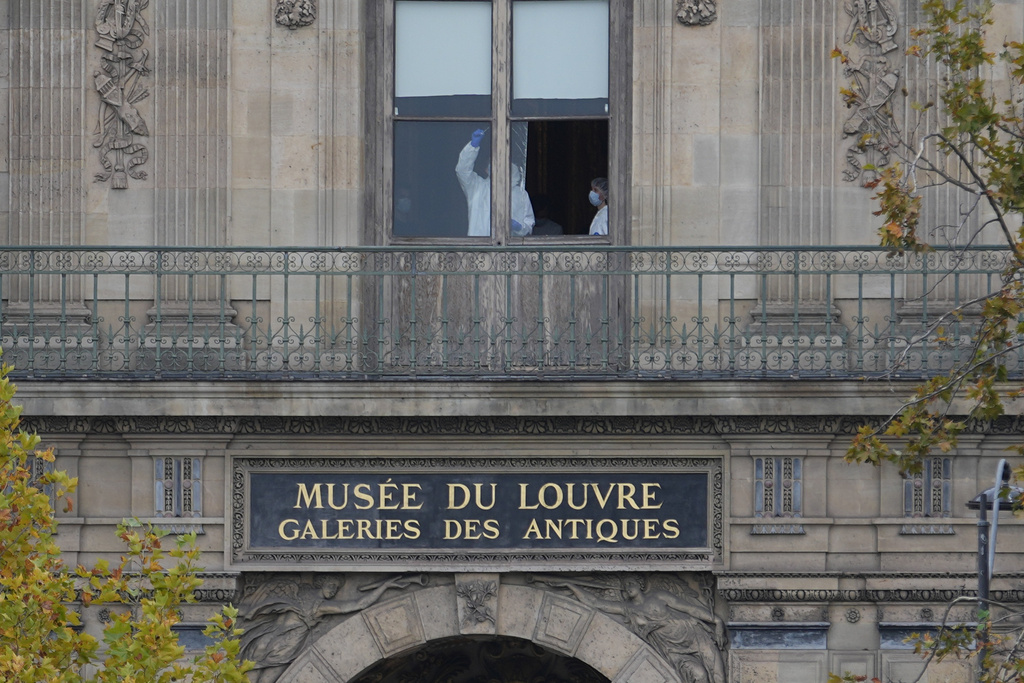 Thieves steal crown jewels in 4 minutes from Louvre Museum Thieves steal crown jewels in 4 minutes from Louvre Museum