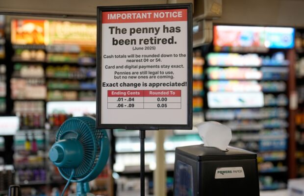 A sign in a Kwik Trip store shows the store will no longer be using pennies to give change, on Oct. 23, 2025, in Yorkville, Wis. (AP Photo/Morry Gash)