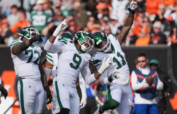 Hall and Fields help the Jets edge the Bengals 39-38 for their 1st win of the season Hall and Fields help the Jets edge the Bengals 39-38 for their 1st win of the season