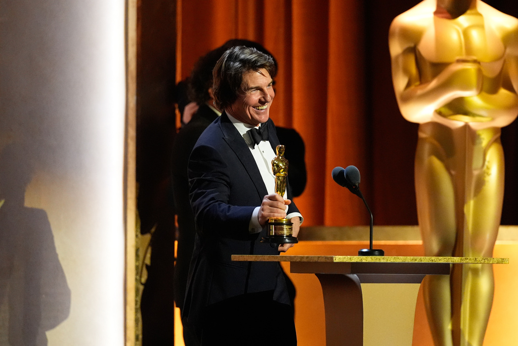 Tom Cruise finally gets his Oscar moment with a lifetime achievement trophy at the Governors Awards Tom Cruise finally gets his Oscar moment with a lifetime achievement trophy at the Governors Awards