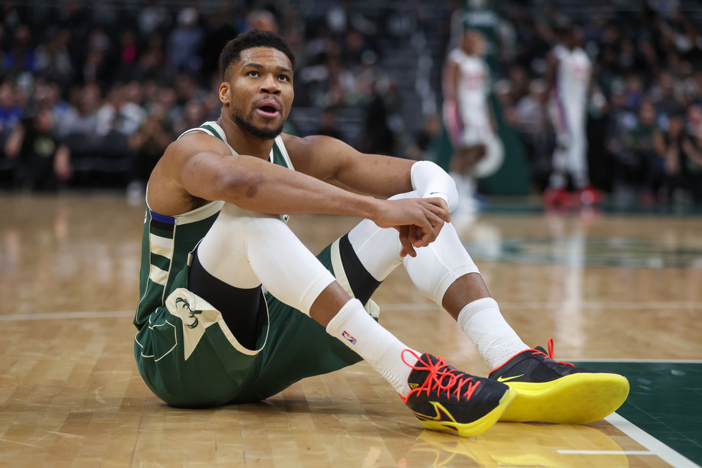 Antetokounmpo undergoes MRI after leaving Bucks’ game with Pistons due to right calf strain