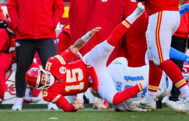 Patrick Mahomes suffers a torn ACL and Chiefs say he’s considering surgical options