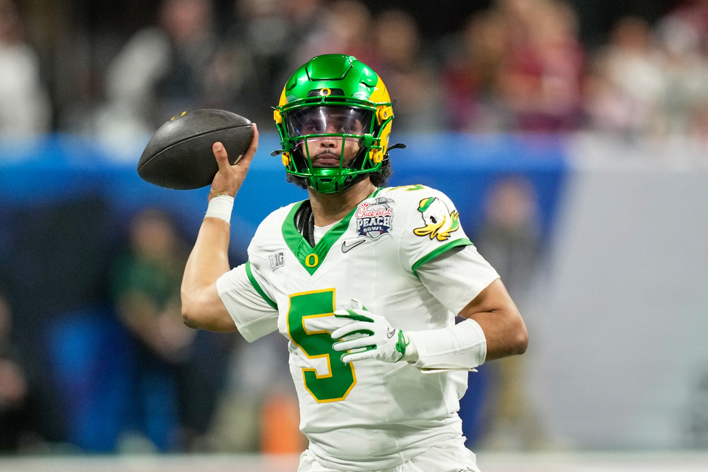 Oregon QB Dante Moore says he’ll return to the Ducks rather than declare for the NFL draft