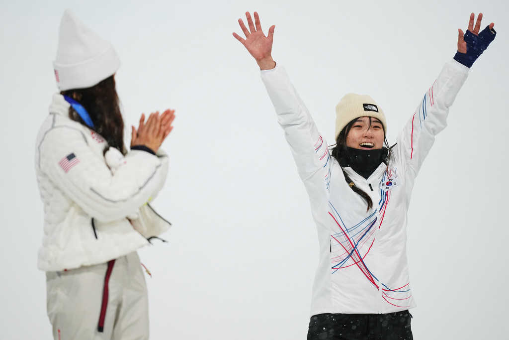 Chloe Kim falls short of Olympic three-peat, taking silver as Choi Gaon wins women’s halfpipe