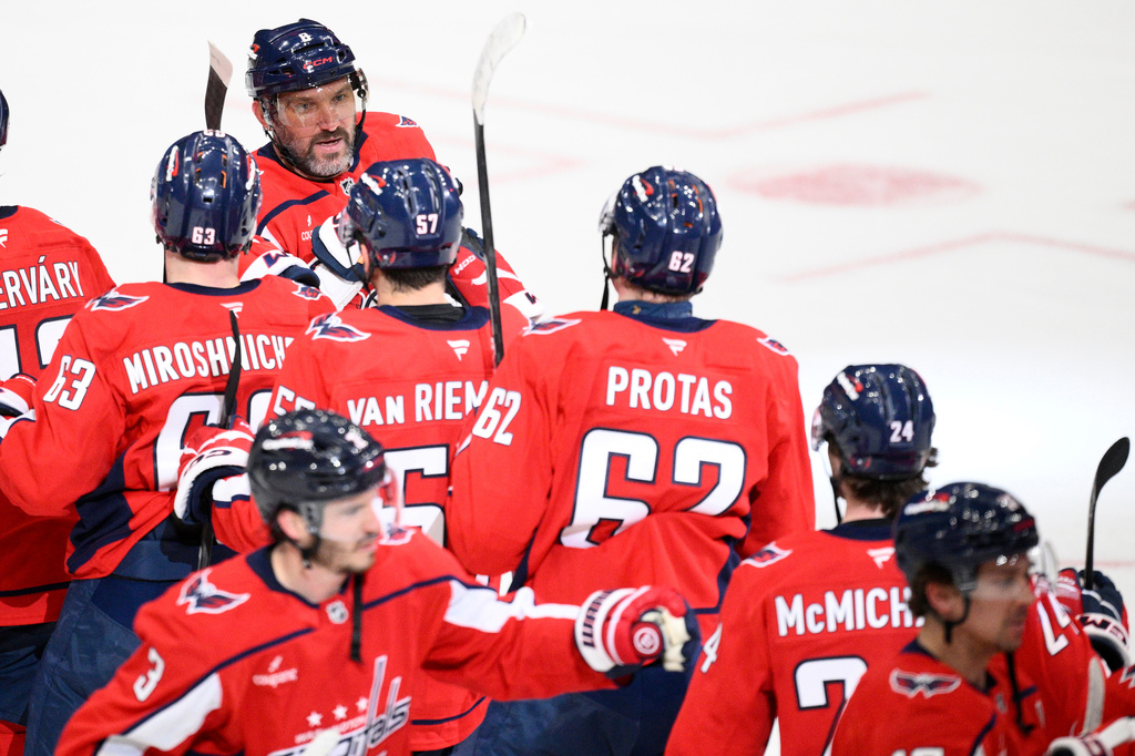 Ovechkin response to fans’ request for 1 more year: ‘I’ll think about it’