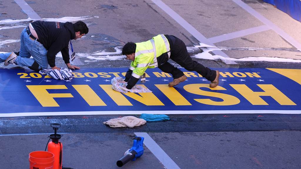 And they’re off: Fastest Boston Marathon field ever has wind at its back as it starts the race