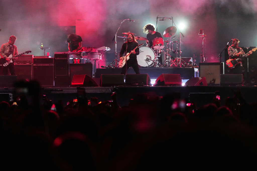 Foo Fighters bring their stadium show to a modest NYC venue. Inside the exclusive, surprise concert
