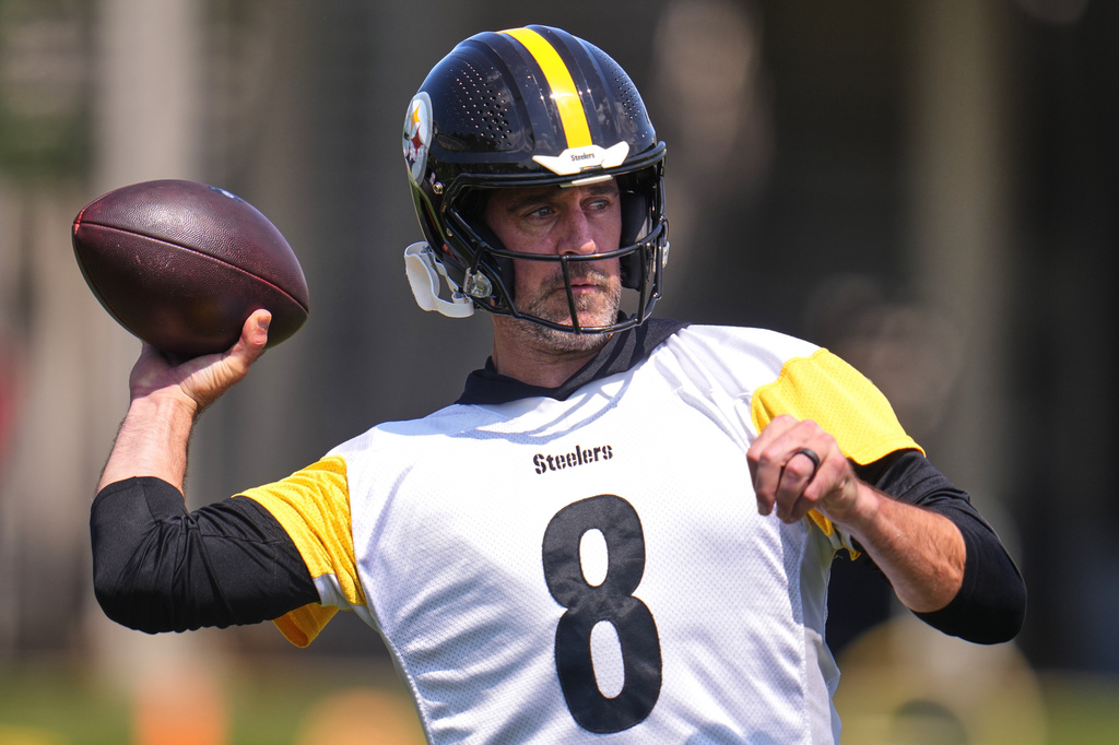 Aaron Rodgers hits the practice field after signing 1-year deal to stay with the Steelers