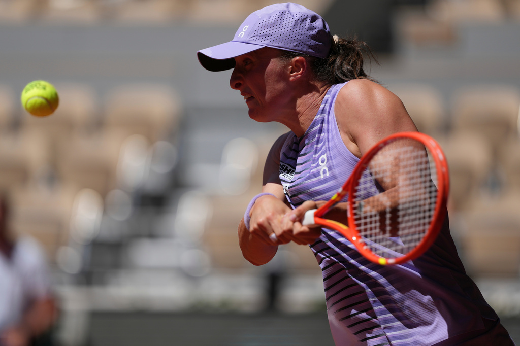 Iga Swiatek improves career record at French Open to 42-3 as she reaches 3rd round
