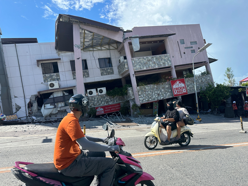 A 7.8 magnitude quake in the Philippines kills at least 32, collapses buildings and sparks tsunami A 7.8 magnitude quake in the Philippines kills at least 32, collapses buildings and sparks tsunami