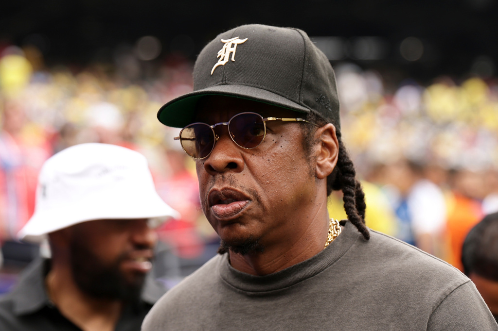 Jay-Z show at Yankee Stadium delayed for hours after fans without tickets rush entrances Jay-Z show at Yankee Stadium delayed for hours after fans without tickets rush entrances