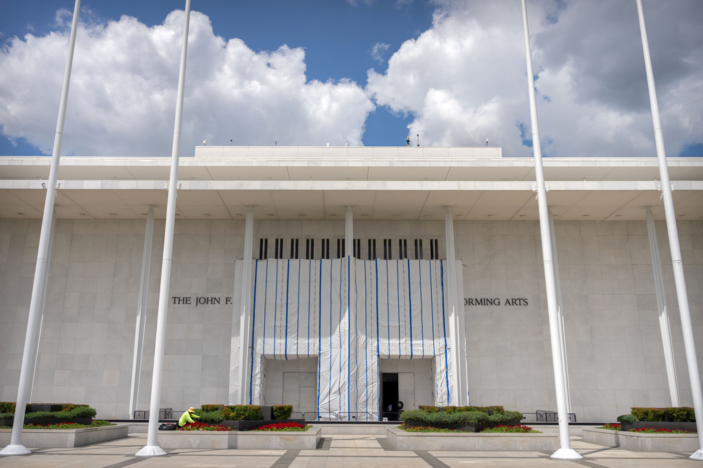 Kennedy Center votes to restore Trump’s name and close for 2 years, challenging a judge’s order Kennedy Center votes to restore Trump’s name and close for 2 years, challenging a judge’s order