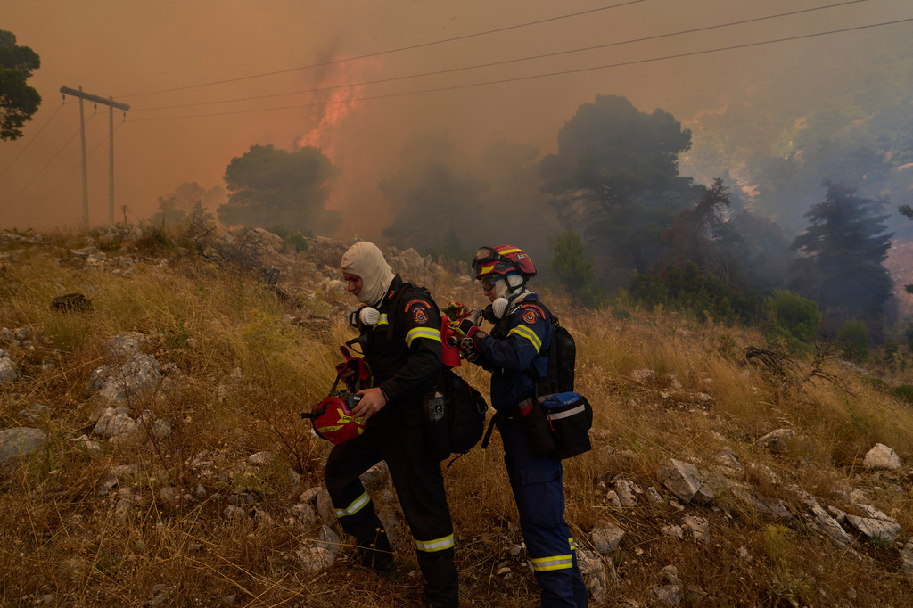 Firefighters scramble to contain fires outside Athens before winds and high temperatures return Firefighters scramble to contain fires outside Athens before winds and high temperatures return