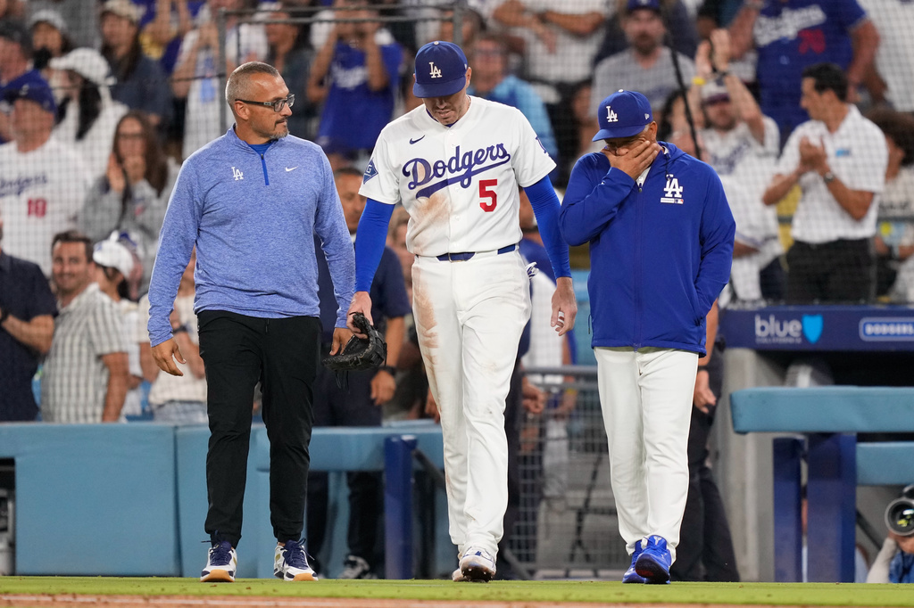 Dodgers’ Freddie Freeman somehow avoids serious injury in frightening fall into visitors’ dugout Dodgers’ Freddie Freeman somehow avoids serious injury in frightening fall into visitors’ dugout