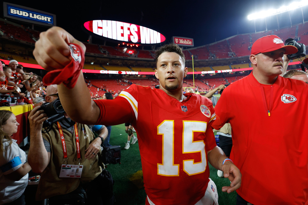 Patrick Mahomes shines on his surgically repaired knee in Chiefs’ season-opening rout of Broncos Patrick Mahomes shines on his surgically repaired knee in Chiefs’ season-opening rout of Broncos