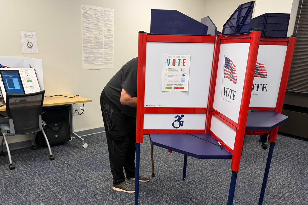 Early voting begins in US midterm elections that could flip control of Congress Early voting begins in US midterm elections that could flip control of Congress