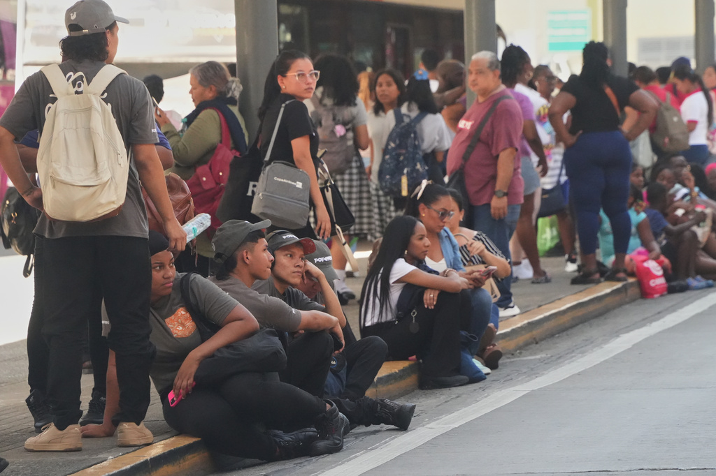 A magnitude 7.7 earthquake shakes Panama, prompting evacuations A magnitude 7.7 earthquake shakes Panama, prompting evacuations