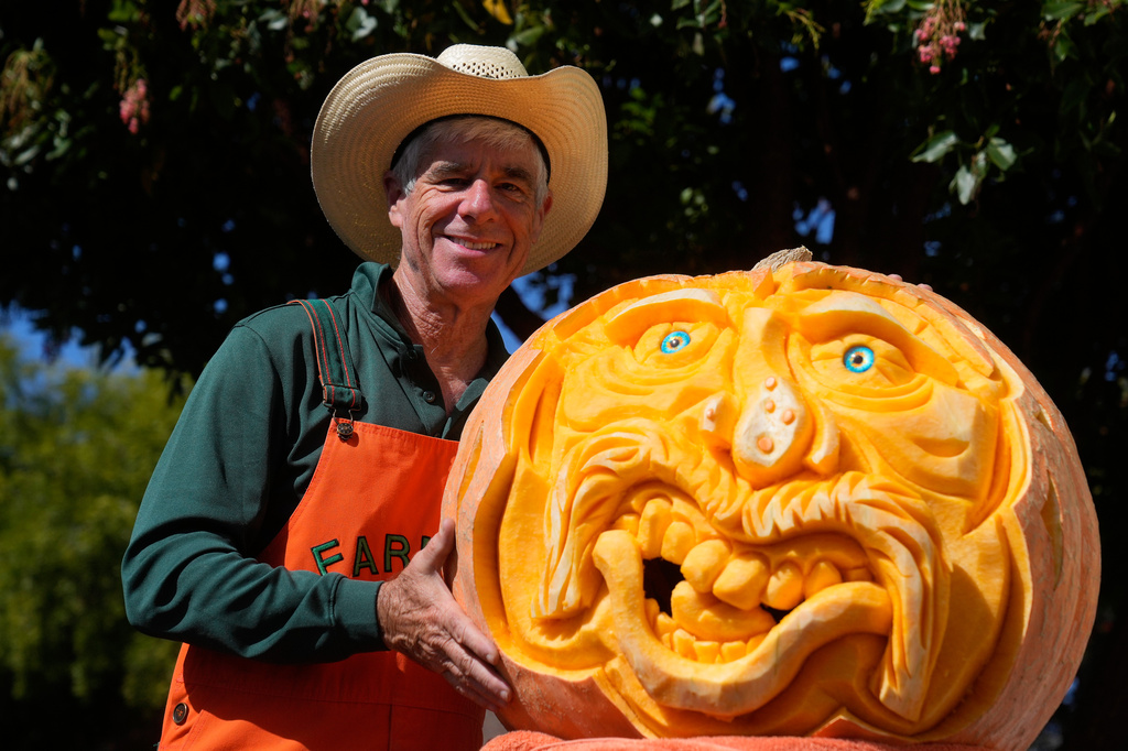 ‘Picasso of Pumpkin Carvers’ brings artistry to a Halloween tradition ‘Picasso of Pumpkin Carvers’ brings artistry to a Halloween tradition