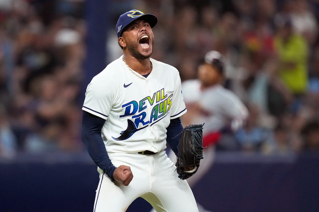 Freddy Peralta, Liam Hicks lift the Rays to a 3-1 win over the Guardians that evens the ALCS at 1-1