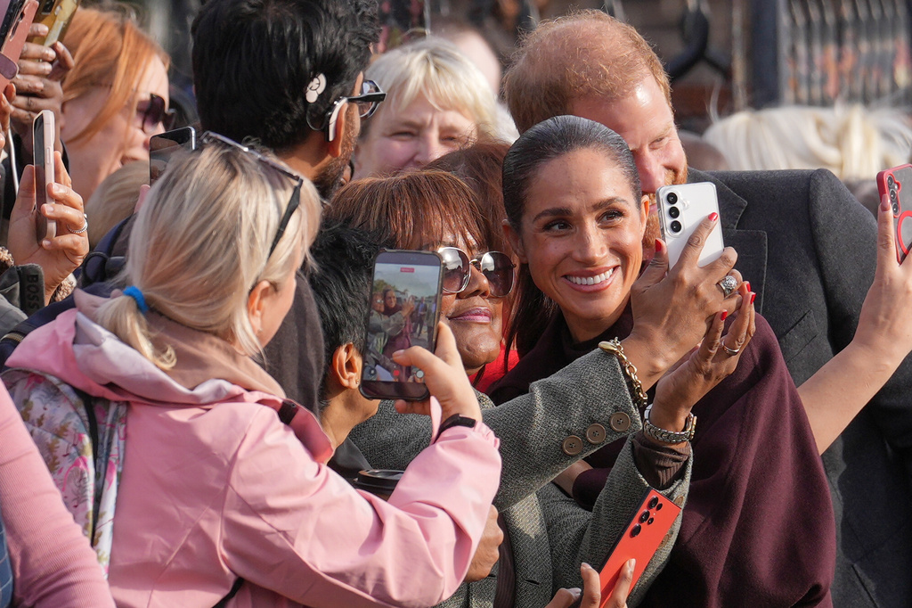 Prince Harry and Meghan cheered as they make first joint appearances since returning to UK Prince Harry and Meghan cheered as they make first joint appearances since returning to UK
