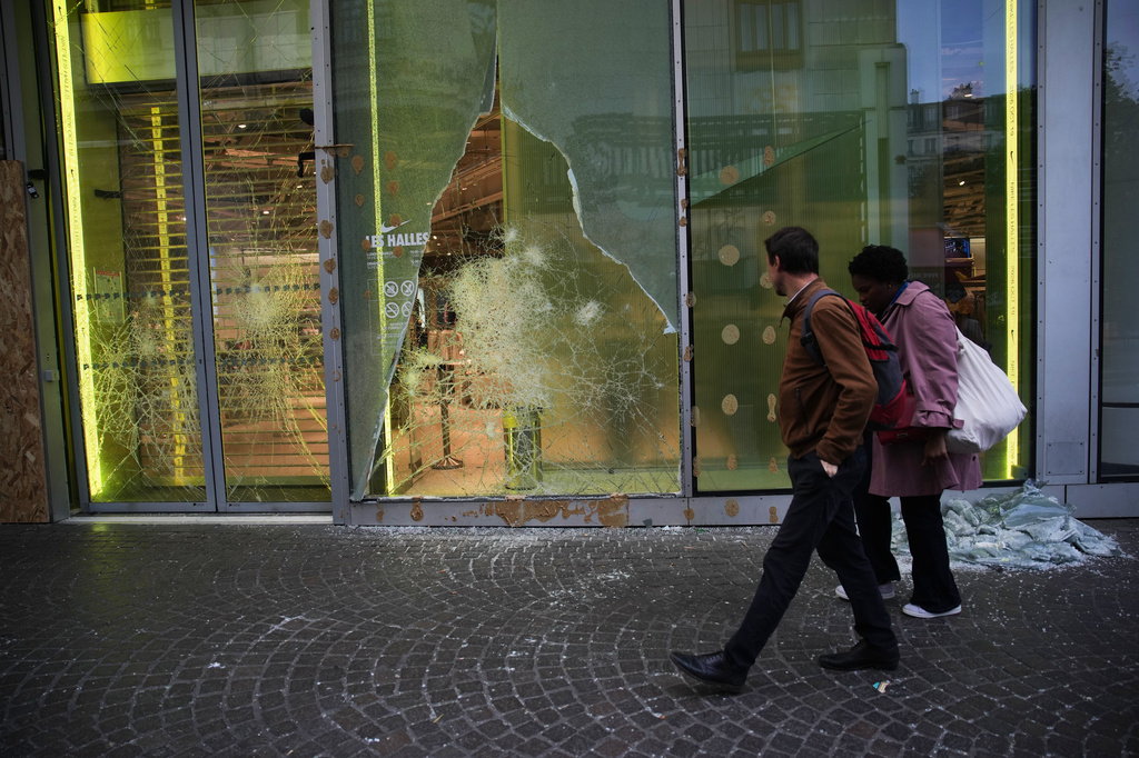 Curfews bring calm to Paris as France cracks down on weekend rioters Curfews bring calm to Paris as France cracks down on weekend rioters