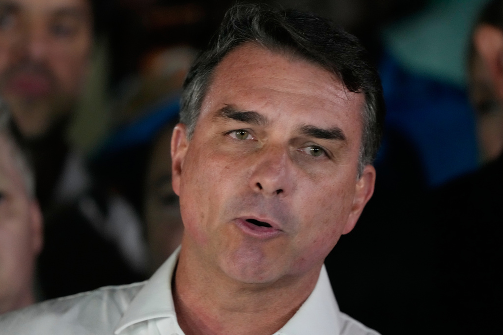Defeated Brazilian presidential candidate Flávio Bolsonaro and his family land in Miami Defeated Brazilian presidential candidate Flávio Bolsonaro and his family land in Miami